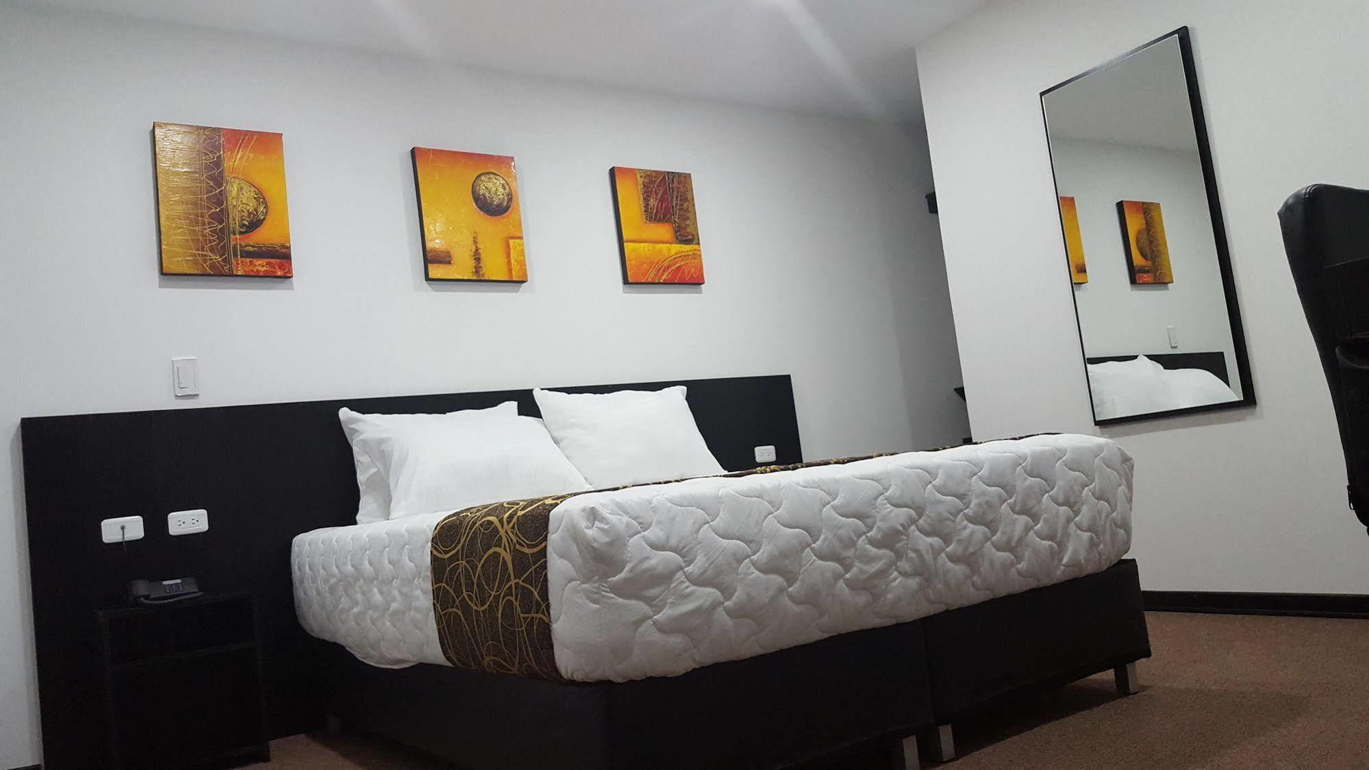 Ayenda 1063 Golden Hotel Bogota Buitenkant foto