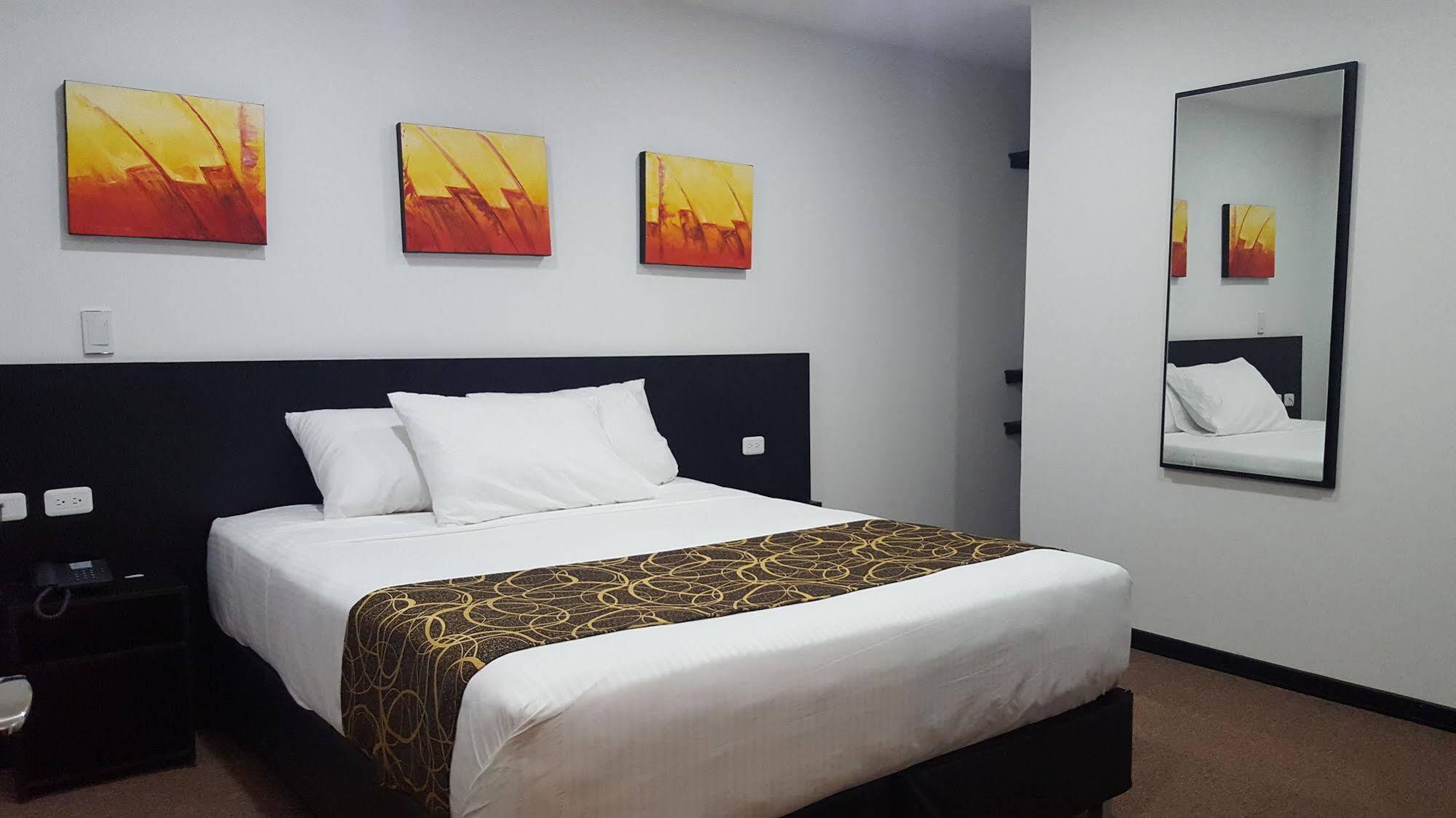 Ayenda 1063 Golden Hotel Bogota Buitenkant foto